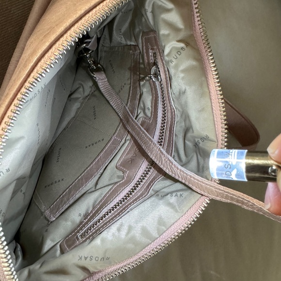 Rudsak Bordeaux Leather Sully Crossbody 12”x13” amazing condition - earthy pink - Picture 6 of 7